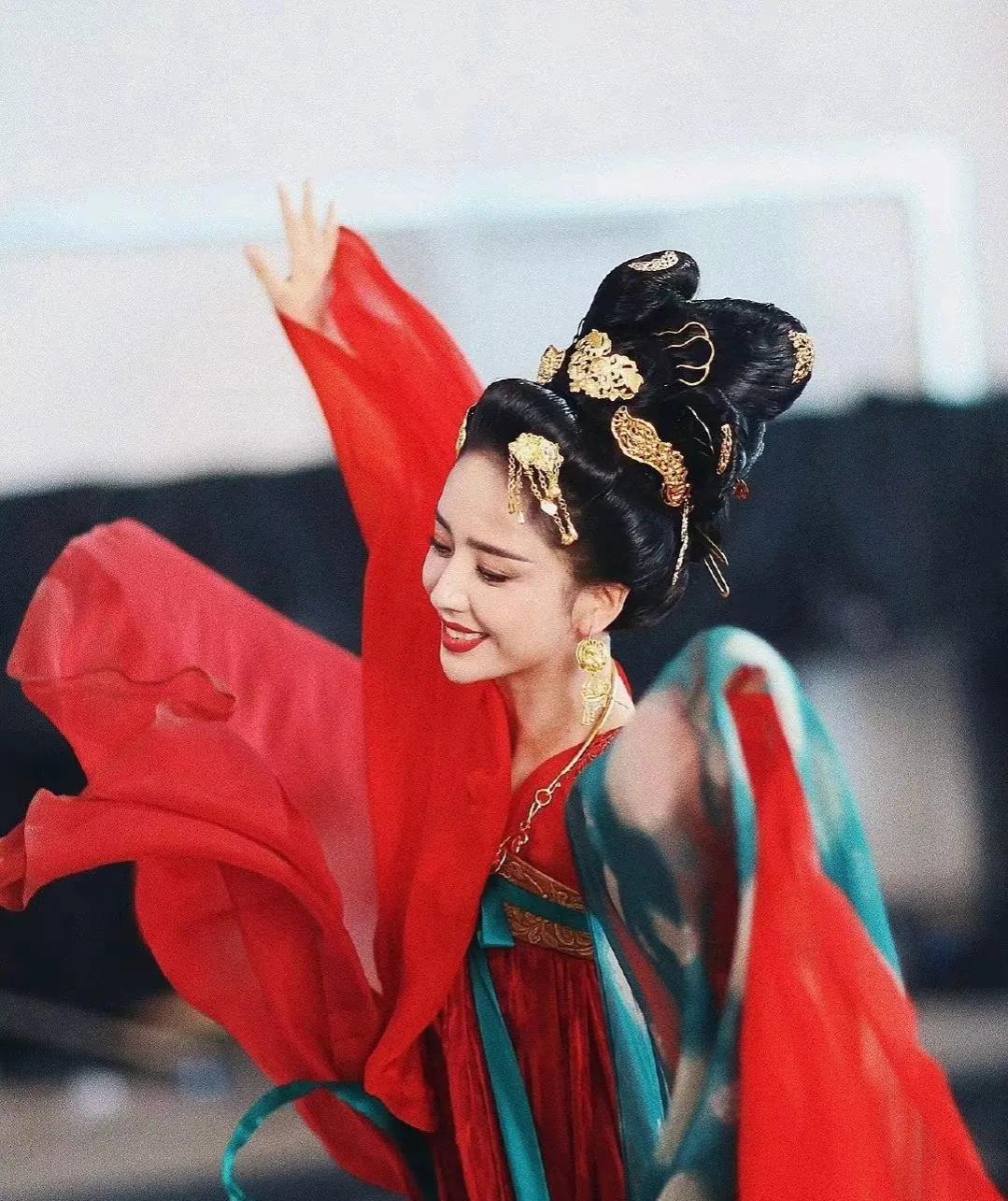 佟丽娅隐忍后绽放：离婚助事业巅峰，跨界成就全能女王