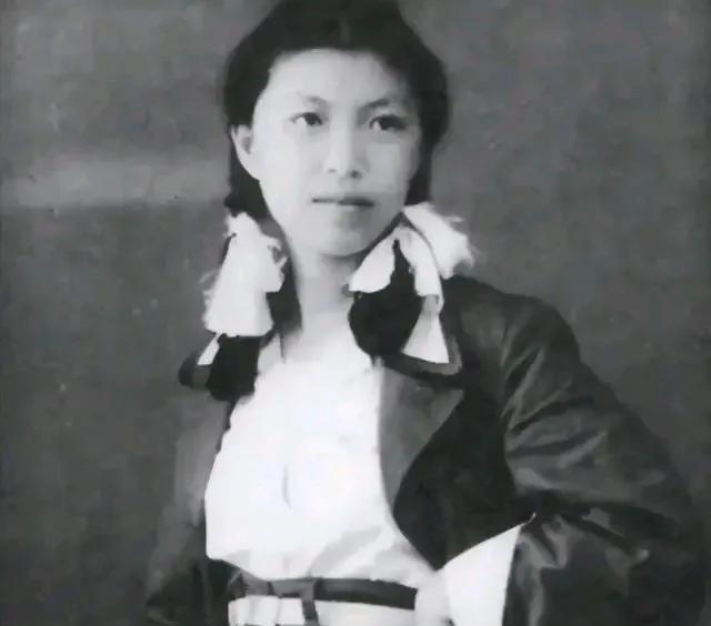1960年6月，北大才女林昭被捕入狱，在狱中，难友劝林昭不要硬碰，鸡蛋是碰不过石