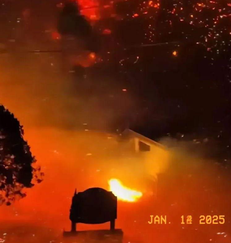 美国是真的撑不住了！


洛杉矶这边又发生大火了，美国媒体今天四处张贴海报，希望