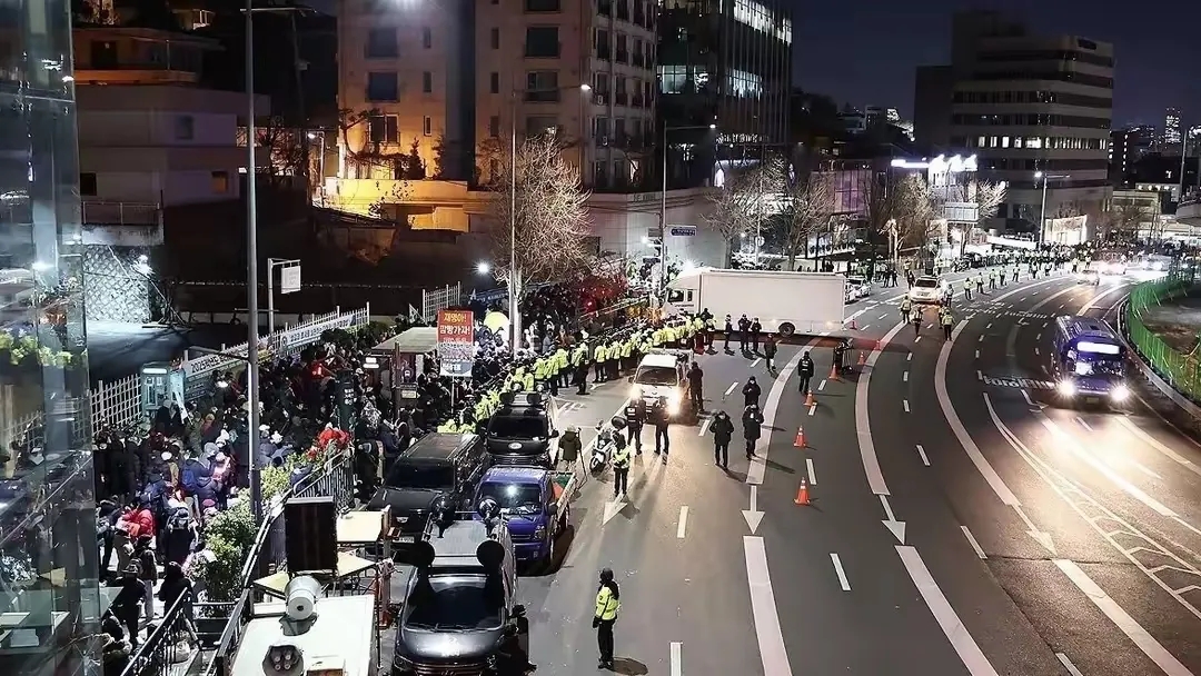公调处的竟被挡在门外，愣是没能进入，尹锡悦总统官邸的保卫力量很强吗？
