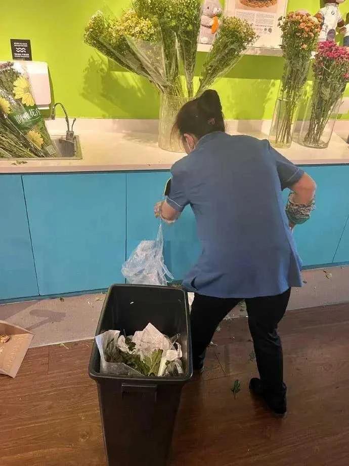 网友：这公司要不是这个阿姨在背后撑着，估计早倒闭了吧。。。[灵光一闪]