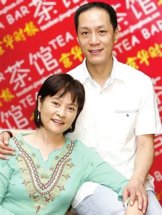 当年，冯远征和梁丹妮结婚，他对梁丹妮说：“我有个要求，如果你不同意，咱俩就离婚。