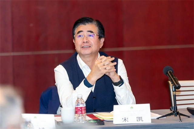 北京时间4月8日，足协召开会议宣布协会进行机构优化调整，足协由19个部门压缩为1