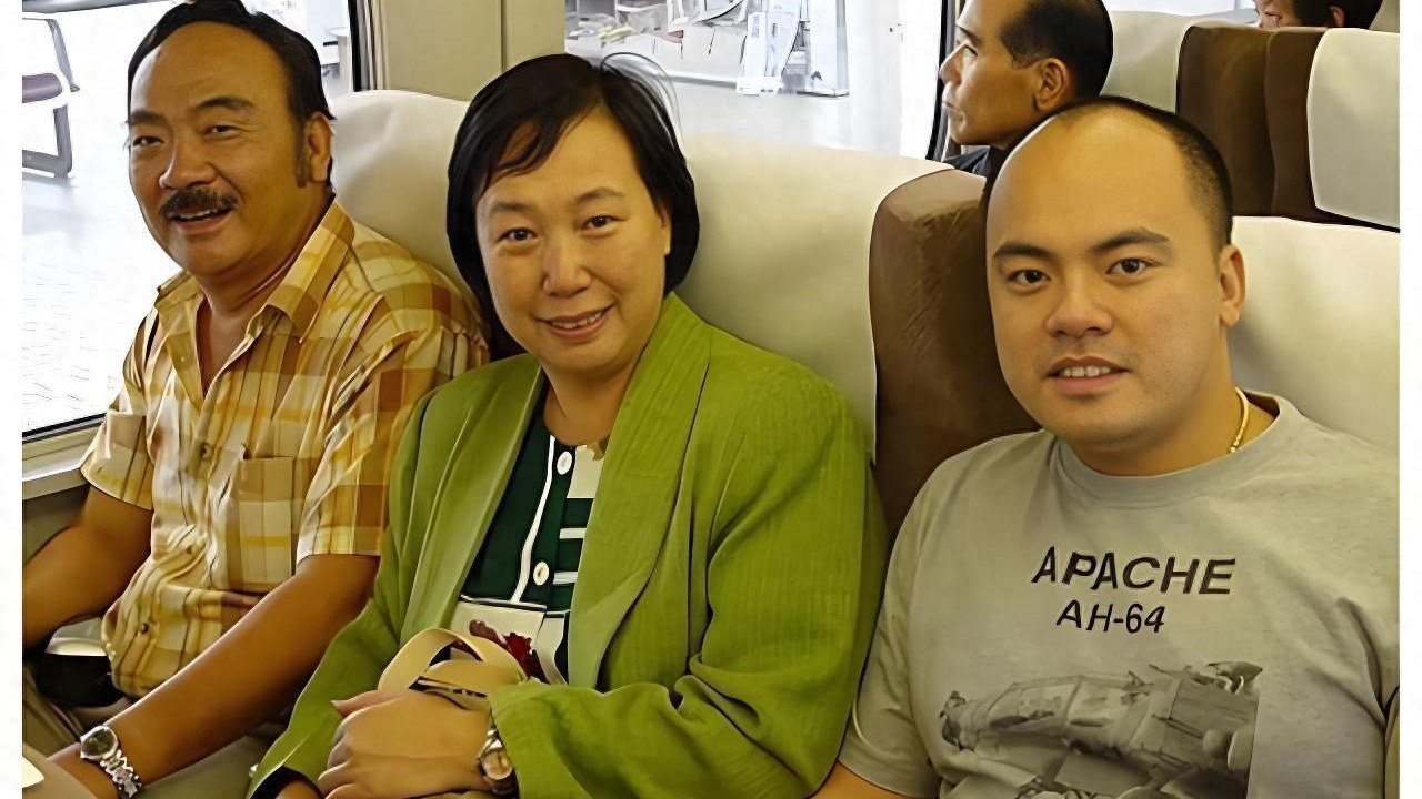52岁广东名嘴卢俊宇全家福：父母双亡，妻子外省人，儿子不会粤语引争议