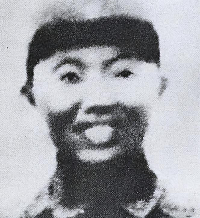 1942年，神枪手王凤麟遭叛徒出卖，被日军围在山上，打到只剩一发时，他犹豫了：是