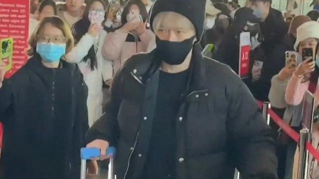 太绝了！王楚钦机场被粉丝围堵怼脸拍，现场爆粗口怒斥粉丝都让开