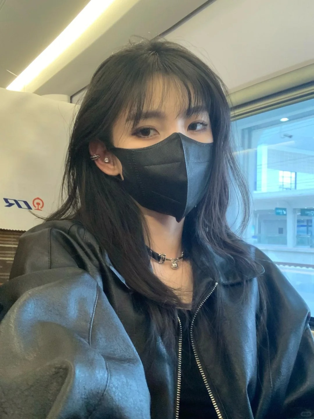 ALL BLACK
很难不爱全黑的自已#allblack
 #ootd #高铁拍