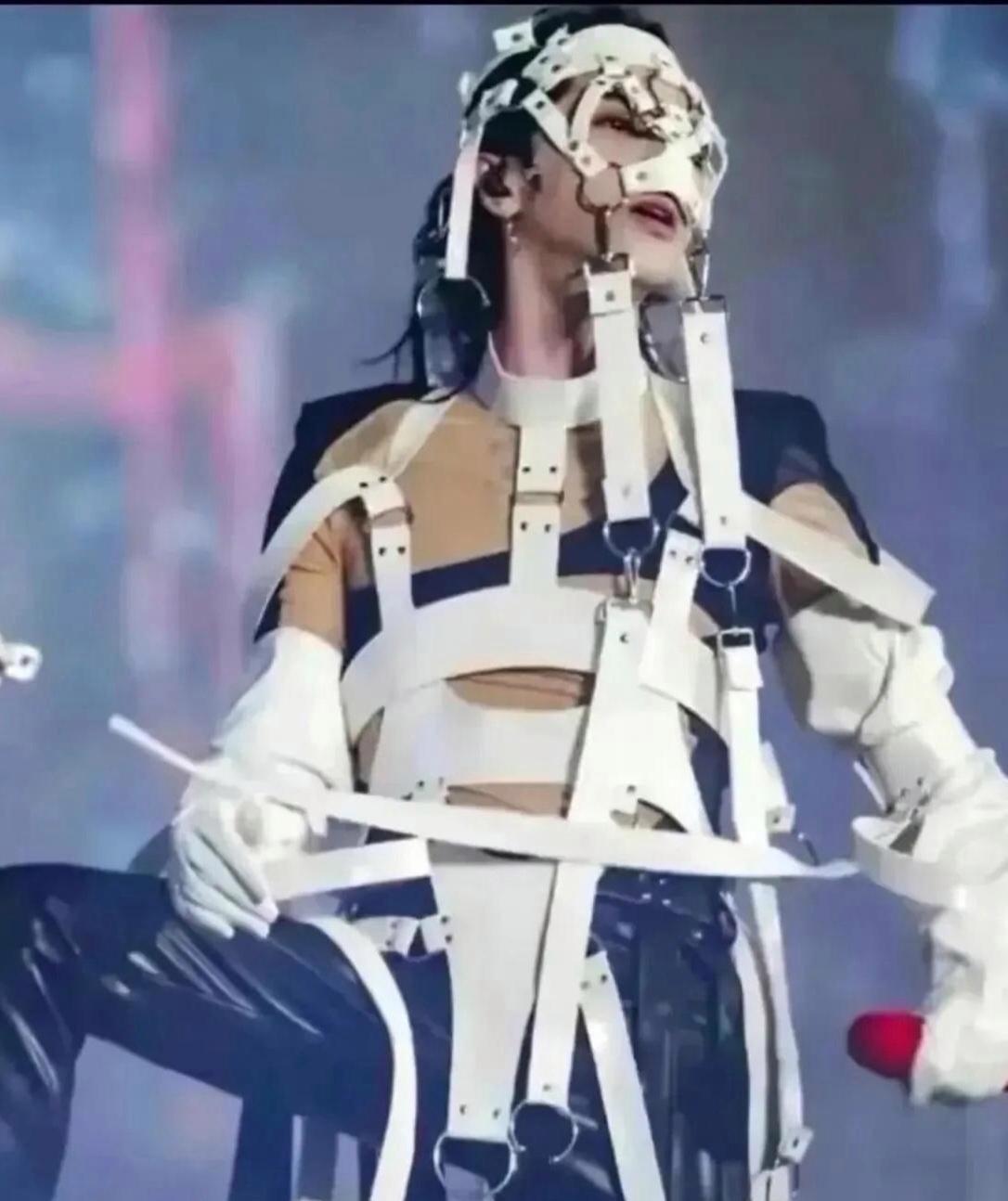 华晨宇演唱会上的装扮确实让人眼前一亮