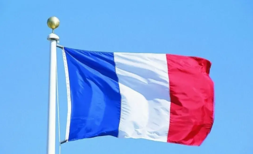 欧洲果然主动向美国看齐了！在美国绕开欧洲跟俄罗斯举行会谈之后，欧洲迅速调整立场，