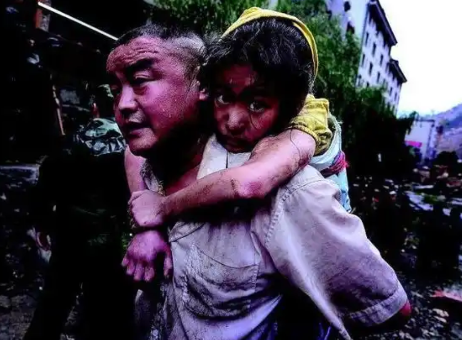 2008年汶川大地震中，11岁的李佳芹被废墟埋住。她父亲不顾一切，不听劝阻，徒手