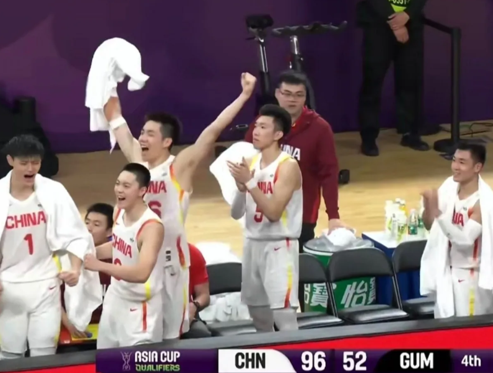 中国男篮大胜关岛男篮，第一功臣绝对不是曾凡博，不是杨翰森，也不是胡金秋，更不是胡