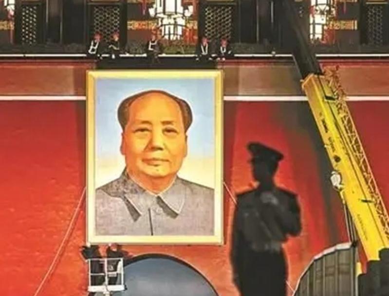 70年代，年过八旬的毛主席乘车路过天安门，看着画像不禁哀叹了一句话，可大家听过后