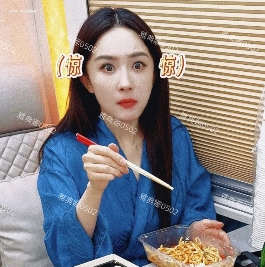 杨幂是黔驴技穷了吗？还是想转行当吃播？
电影电视剧相继扑街，颜值暴跌演技被嘲的她