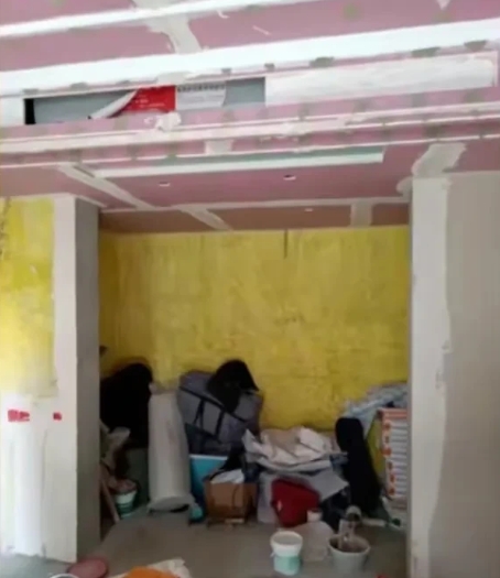 上海杨浦，某小区6楼业主在装修时，一男子突然发现不对劲，于是上门查看，不料，被对