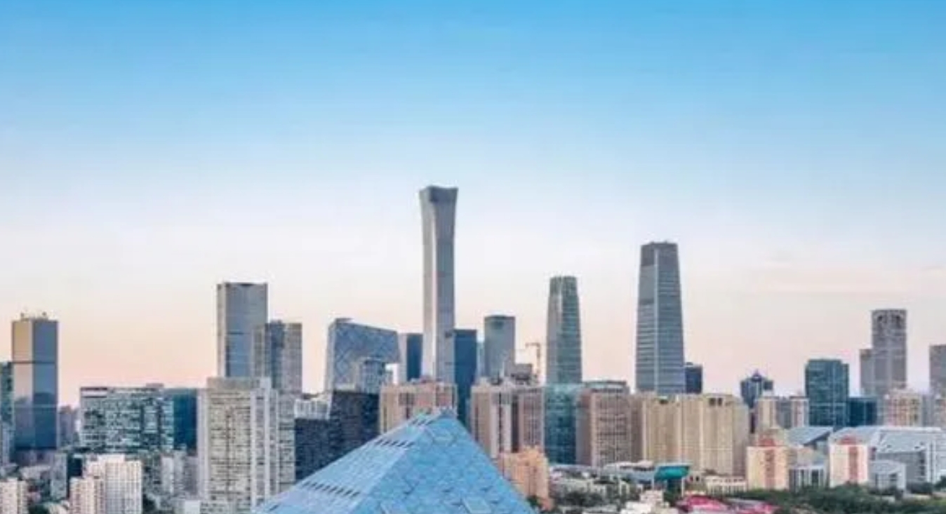 北京想要赶超上海希望不大了！
在面积上，北京达到了1.64万平方公里，是上海的2