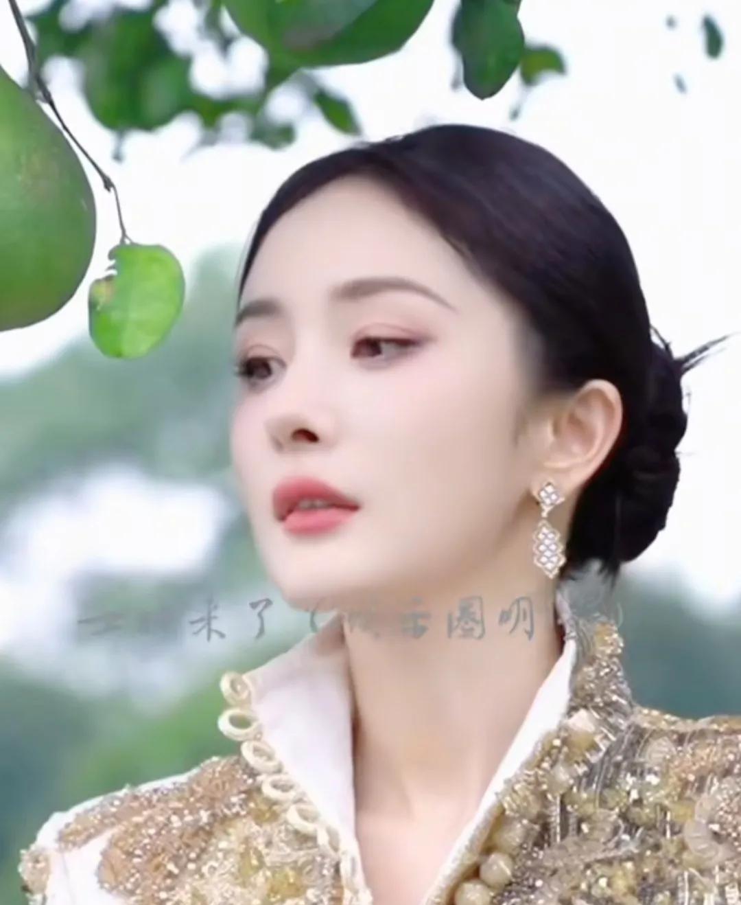 应用该抖音视频由“女神来了（娱乐圈明星)”发布，主要夸赞杨幂拥有又白又细的大长腿