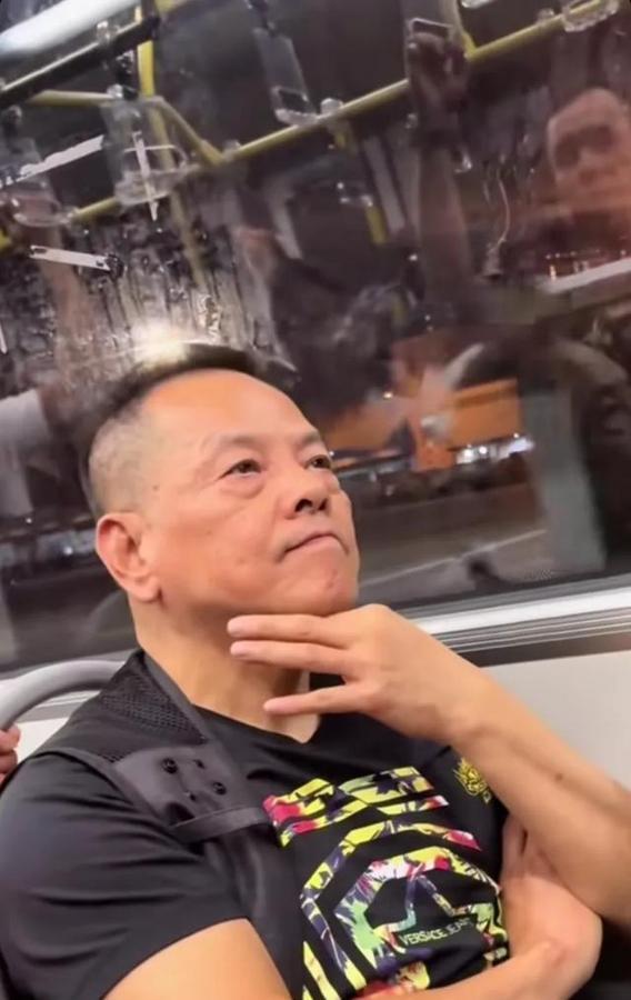 电诈风波后，崩牙驹的变化真大！
不再专车出行，改坐公交
不再小弟簇拥，独自一人