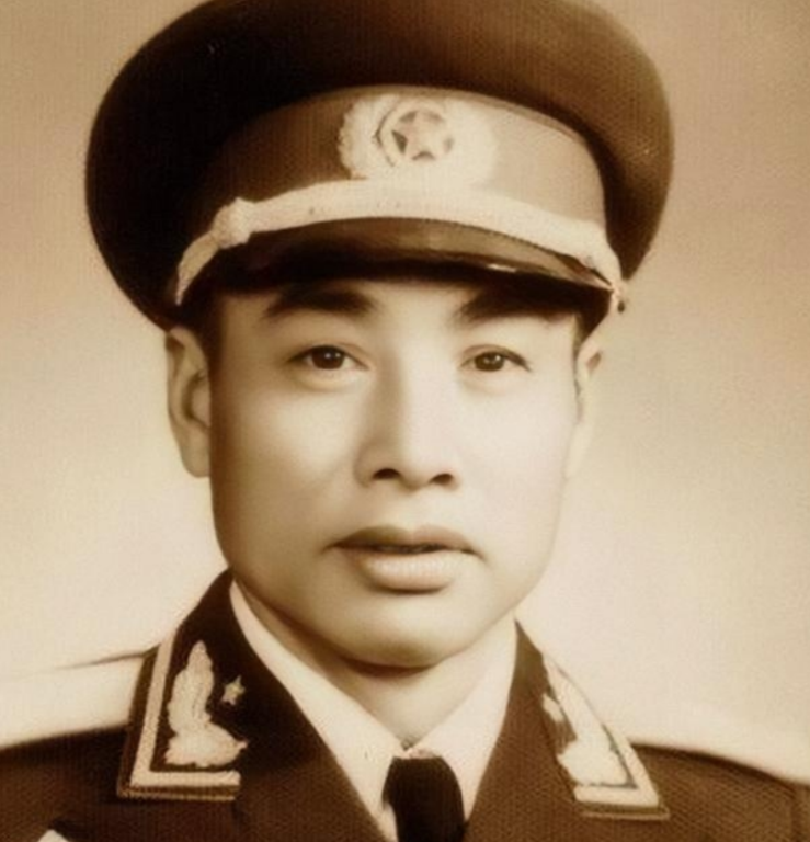 1979年6月，开国中将廖汉生回乡给前妻扫墓，结束后非要到一农妇家吃饭，下属极力