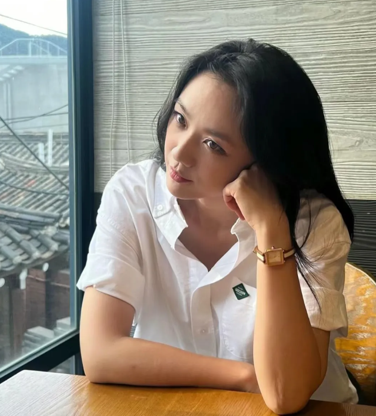 汤唯虽然不是一眼惊艳的类型，但真的很耐看，自然松弛身上有一种独特的魅力很吸引人。