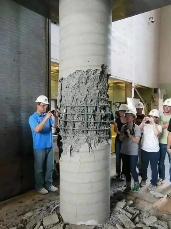 这房子楼上能住吗？！哈哈哈哈 [大笑][大笑][大笑][大笑][大笑]