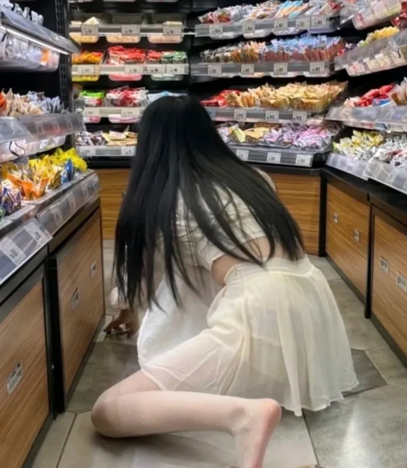 女朋友太可爱了，出来买东西都不放心
