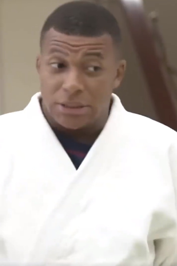 球巨星巴佩，这回可真是人在路上走，祸从天上来。这年头，当个球星好像比我搬砖挖泥巴