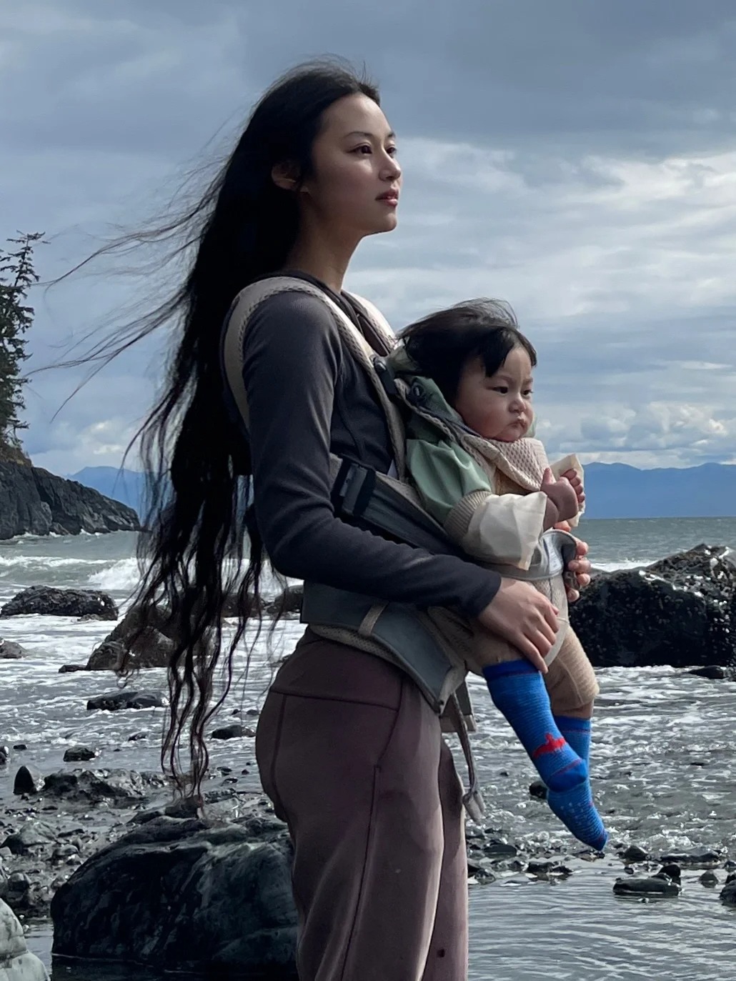 背着20多斤的女儿徒步12.5公里
一天爬了两个trail，爬山穿越泥泞森林，看