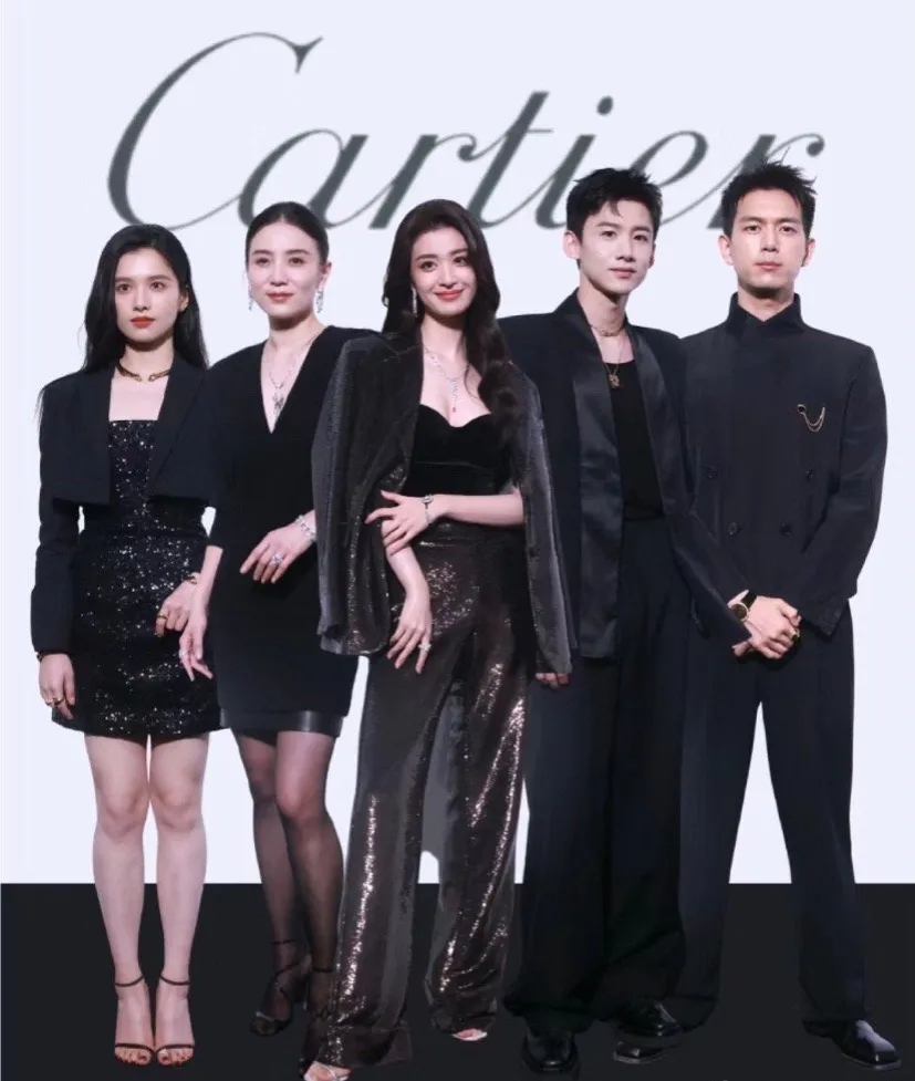 王楚然真美女，这气质太符合c位了，想低调气场都不允许，这张照片有种姐是一姐的霸气