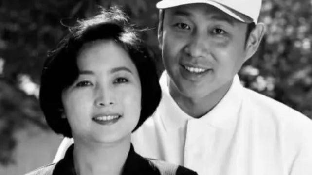 67岁陈道明罕晒全家照！他和女儿一个帅气一个靓丽变化小，唯独妻子杜宪真老了