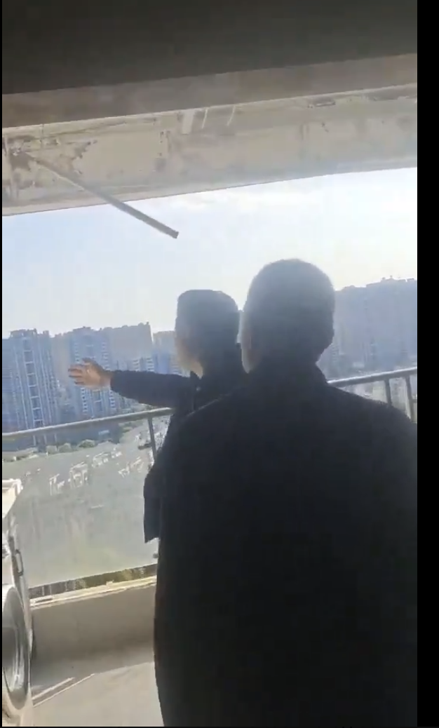 南昌伟梦清水湾小区林峰香阁业主夜里被狂风从家长吹走，这个事怎么看？有网友说开发商