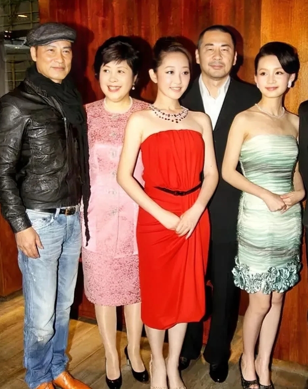 李沁这是什么造型，包身裙真心的不好看，倒是陈建斌气宇不凡。