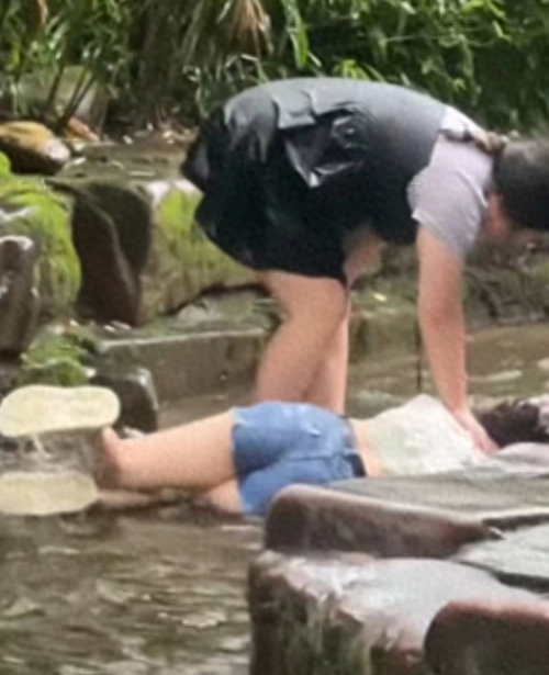 7 月 31 日下午，成都黄龙溪景区一对闺蜜溪边嬉戏，一女子被强行按入水中半分钟