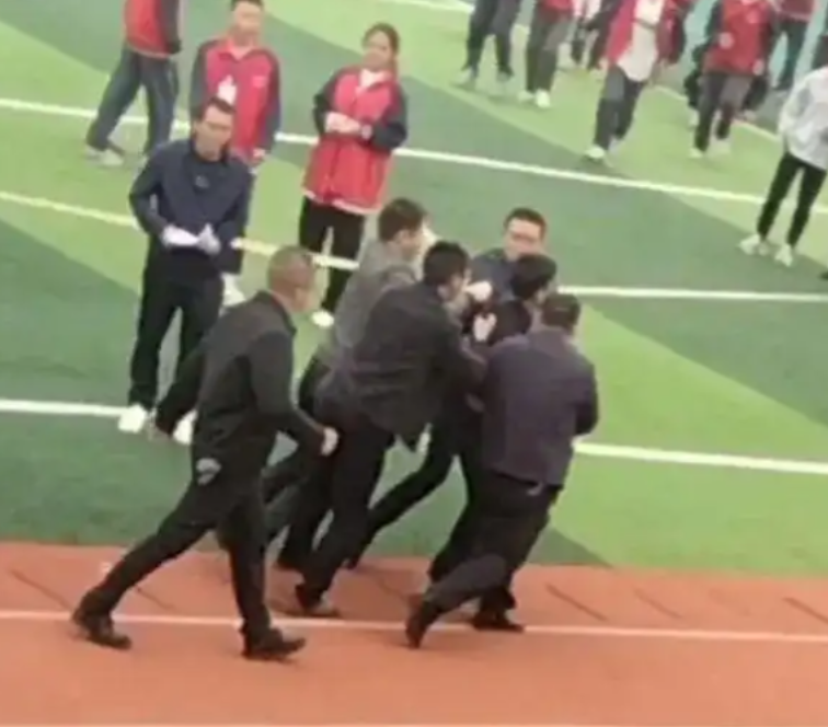 “校长做到这个地步算是到头了！”一名家长为高三孩子送烧饼被校长发现。校长情绪激动