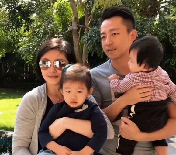 当时汪小菲二婚选择马小梅也是为了方便看两个孩子。

大S孩子如果入大陆户口比较难