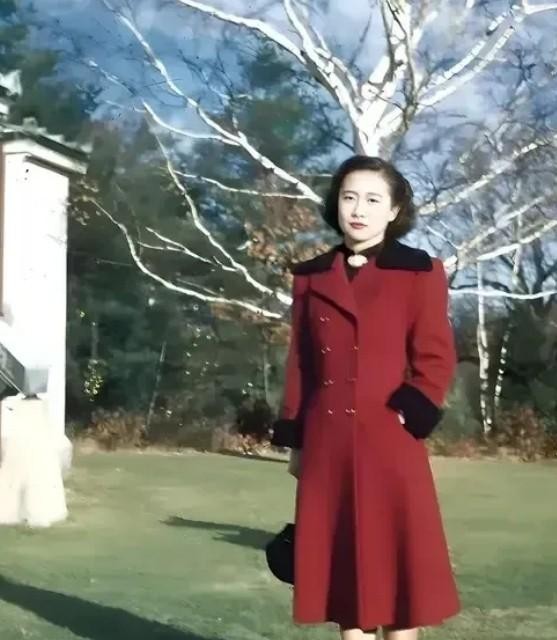 这是著名抗日将领杜聿明将军的长女杜致礼于1950年在美国留学时拍摄的照片，并在同