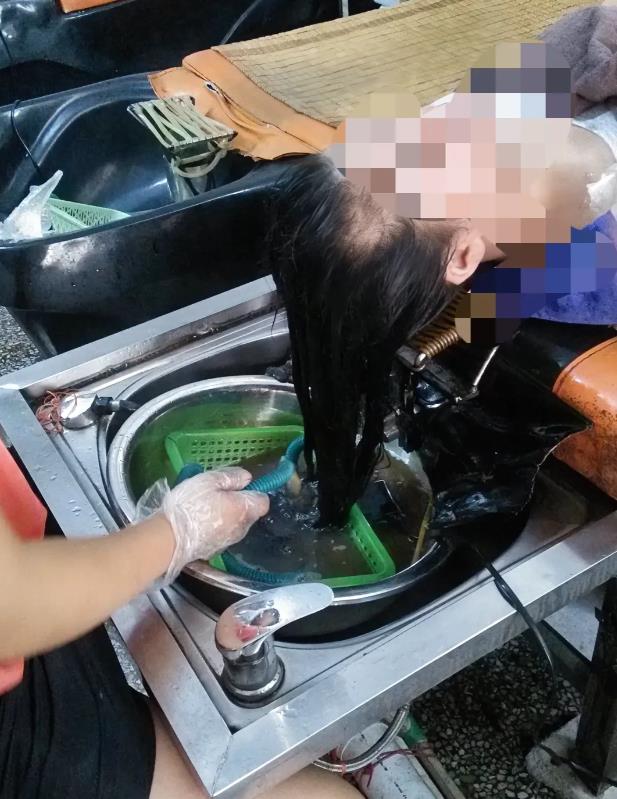 广西崇左，大妈到洗头店接受艾草水洗头服务时，突感不适并被送医救治。大妈入院时被诊