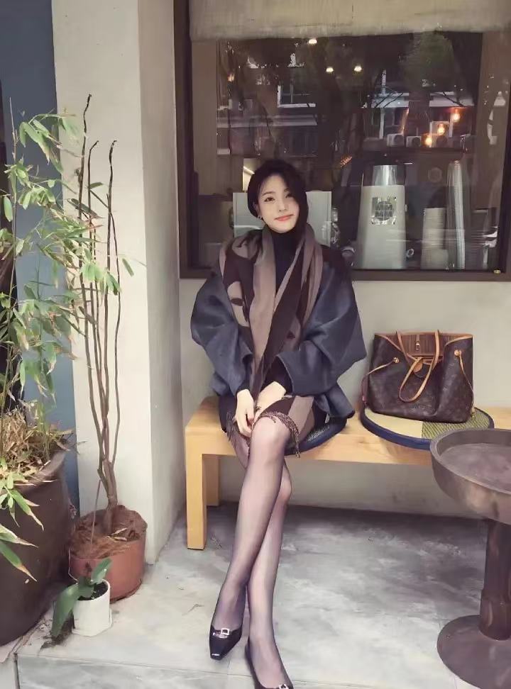 学姐这双黑丝我能玩一年哈哈哈哈