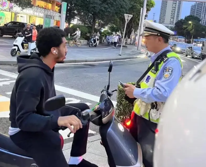 知错能改！昨天，广东宏远的外援骑电动车的时候没有戴头盔，然后被交警抓住了，朱芳雨