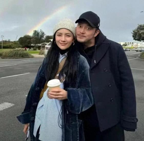 胡可早期是知名主持人，后转型演员，在演艺路上塑造诸多经典角色。与沙溢结婚多年，感