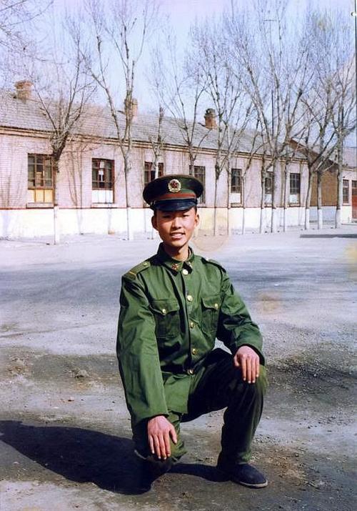 三十年前去部队当兵时，连队里有位贵州兵，长得闷头闷脑的，可脑子却一点也不闷，平时
