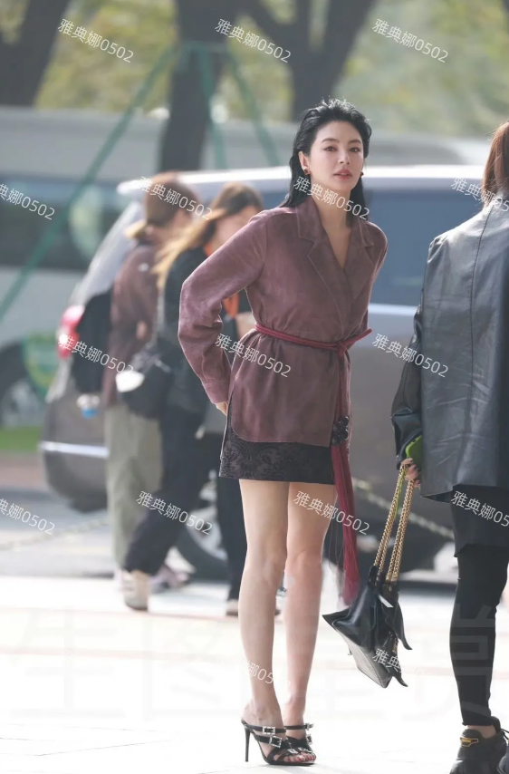 张雨绮太不上镜了，她本人比电视上小一号瘦一圈，皮肤超好五官特别近精致，腿也又细又