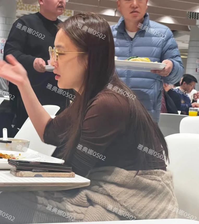 学校食堂吃饭偶遇黄圣依，她素颜皮肤很好，五官清秀气质不错，但本人不年轻能看出年纪