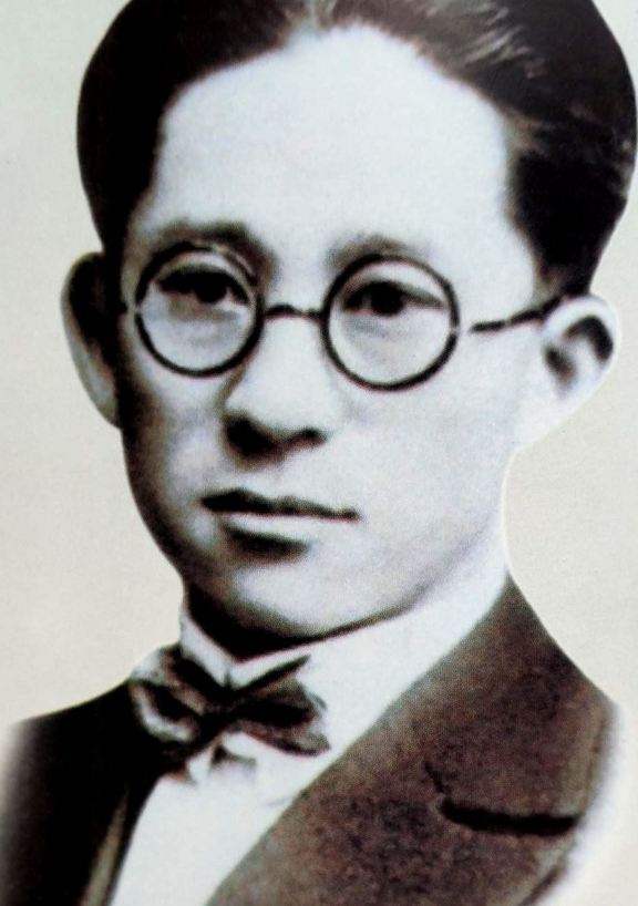 1923年，车耀先被敌人打碎颅骨，战友以为他死了，就把他丢进弹坑，就地掩埋，不料
