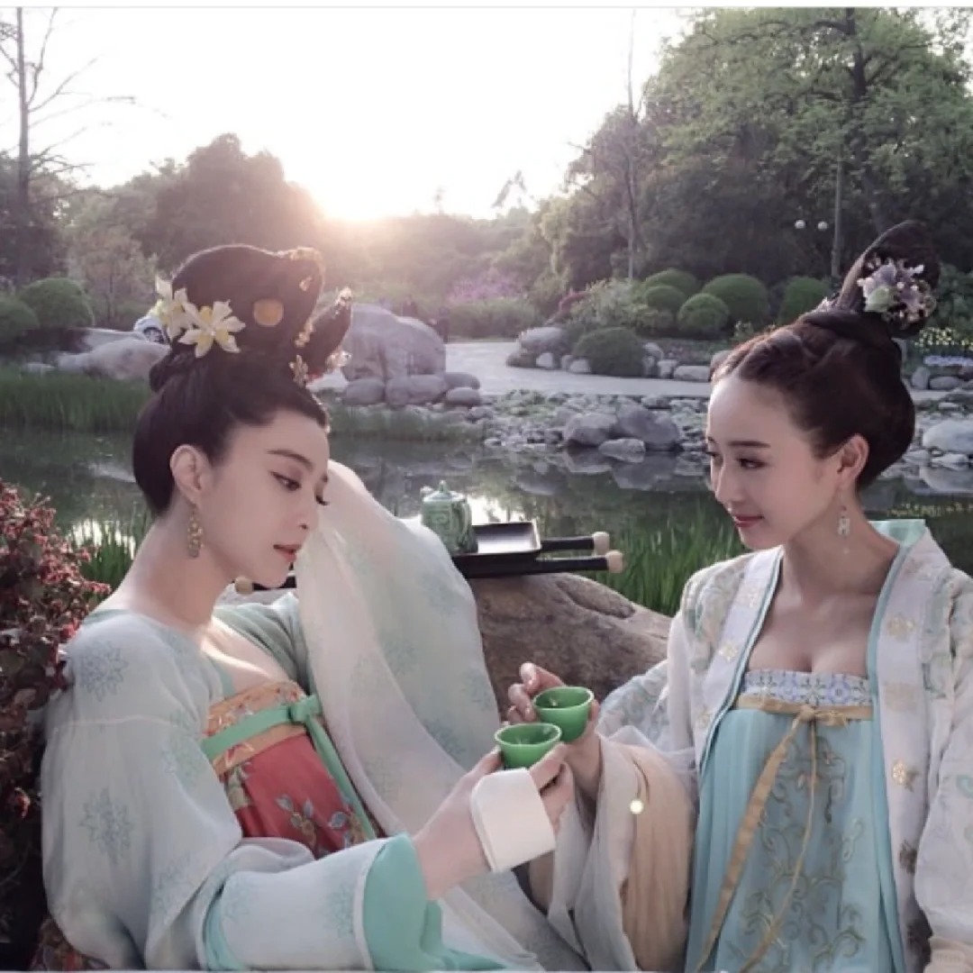 考古范冰冰ins时发现惊喜。。。
发现了武媚娘时期的两位美女
印象中范冰冰和张钧