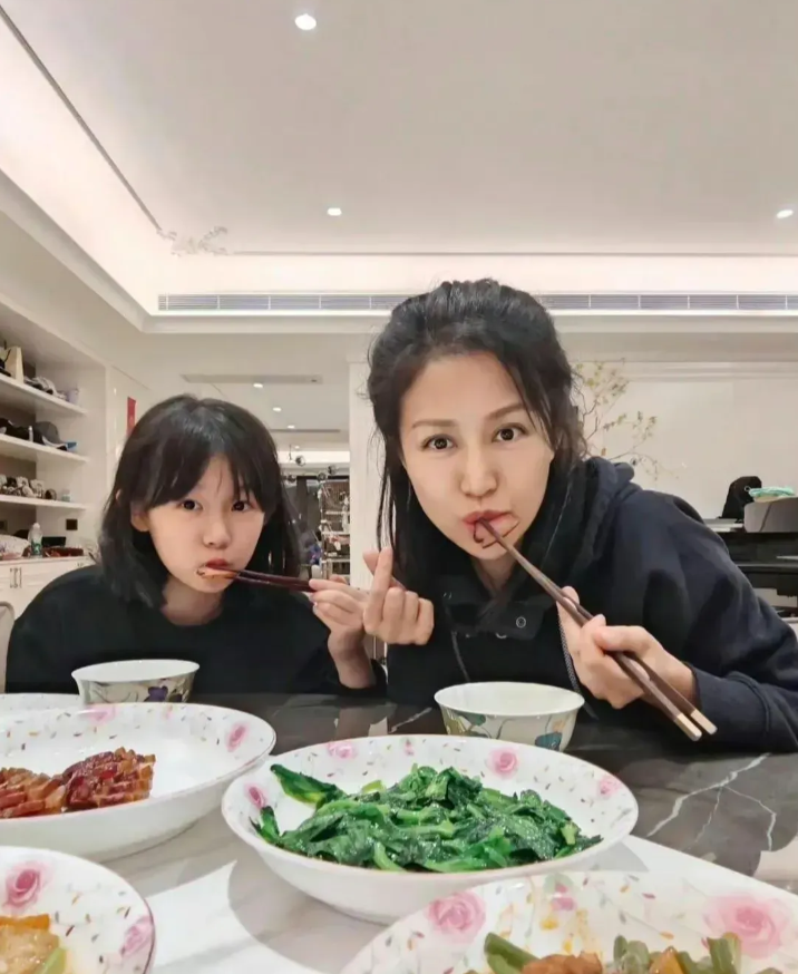 陆毅家即使住着奢华大别墅，老婆和女儿平时吃的也挺简单，一盘炒青菜，一盘香肠！虽然
