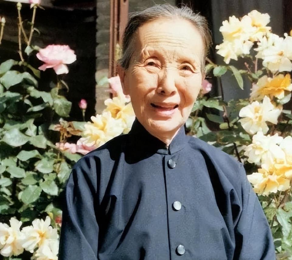 1997年，冰心长子趁妻子出国，将比自己小40岁的女人带回家过夜。后来他为了分割