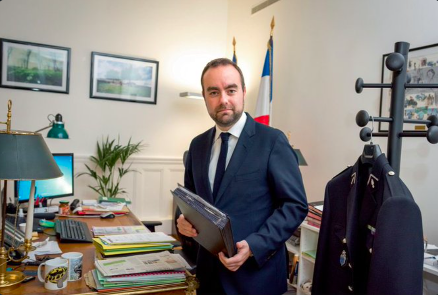 法国武装部队部长Sébastien Lecornu说：“对于法国来说，事情基本上