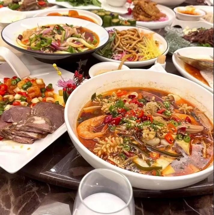 第一次见吃饭这么没品的人，真是让同桌的人很无语。每上一道菜都要用筷子挑一挑盘子里