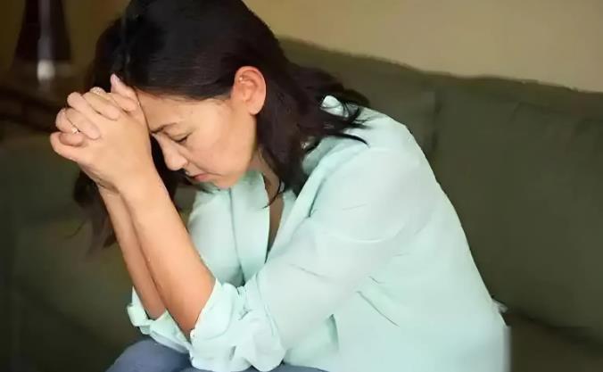 福建厦门，女子和弟弟一直很亲密，结婚后，她心疼弟弟没房住，和丈夫商量后，把一套房