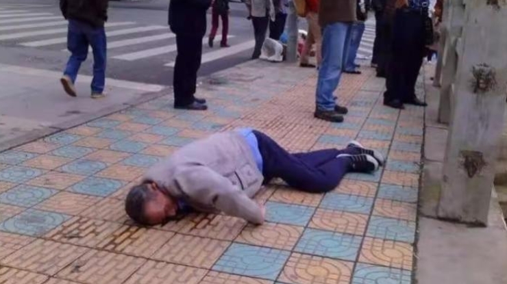 长沙一位老人晨练时突然倒地，近50人路过，却无一人报警，老人最终不治身亡。后来询